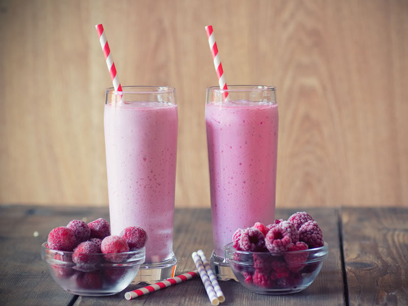 Smoothie od malina i kokosove vodice