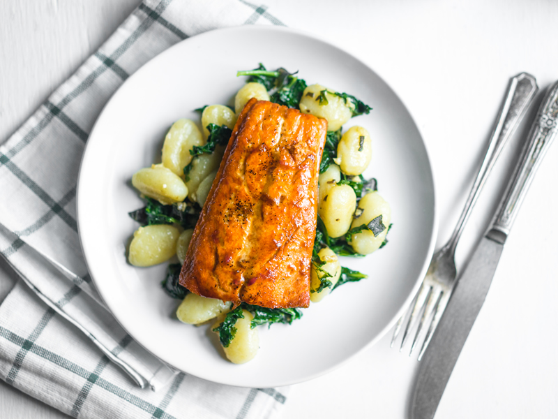 Losos s medom i češnjakom