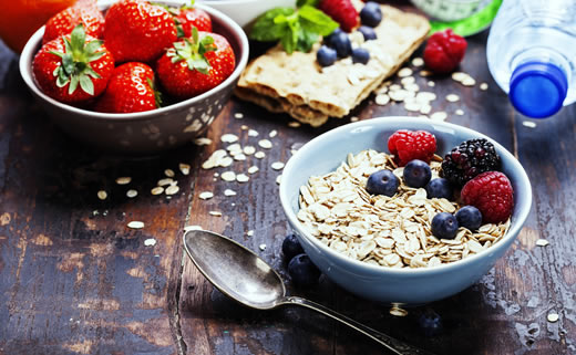 Zobene pahuljice s bananom, mangom i kupinama