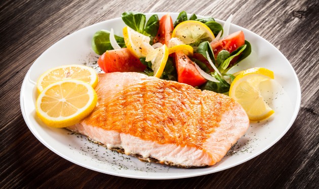 Losos sa đumbirom, narančom i peršinom