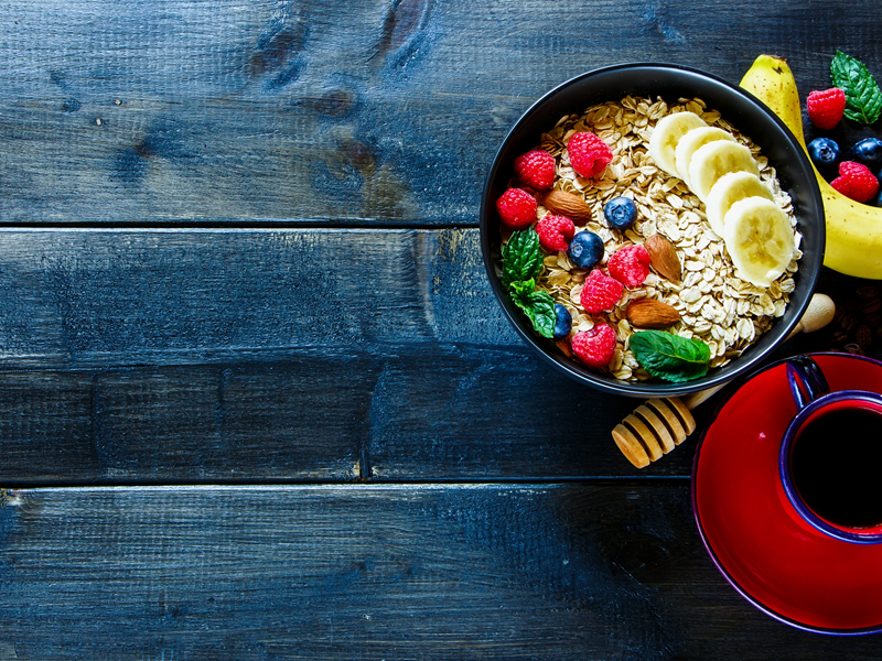 Zobene pahuljice s kurkumom, malinama i borovnicama