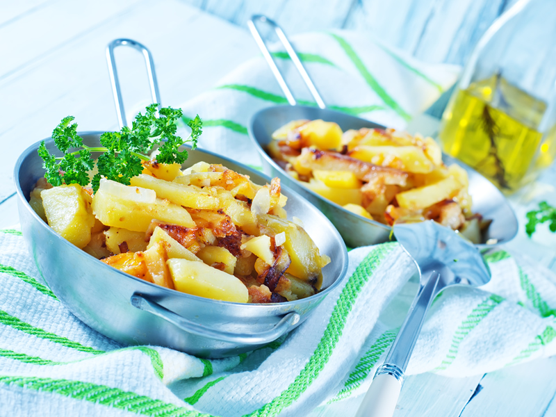 Krumpir salata s inćunima i kuhanim jajima