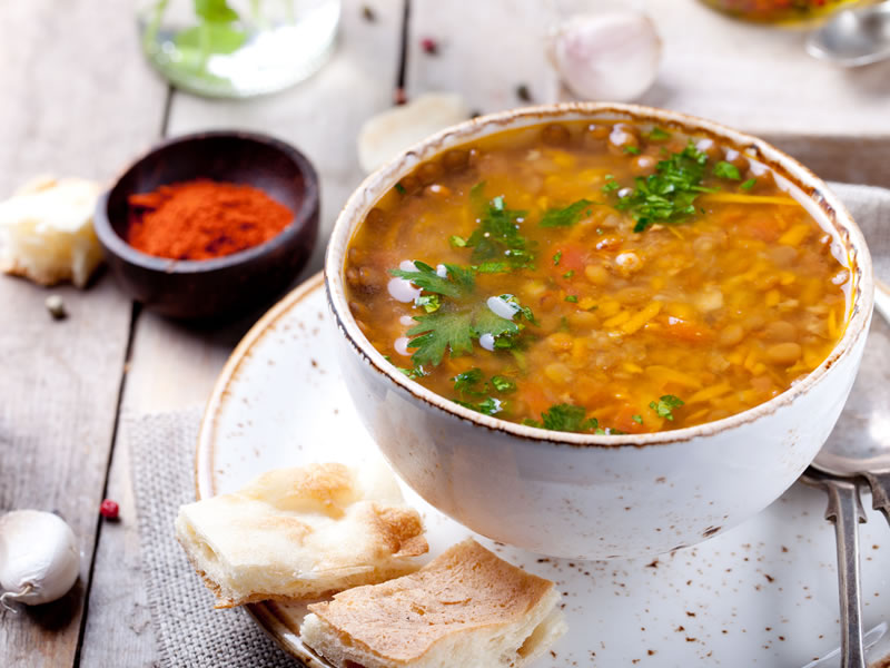 Juha od crvene leće i luka