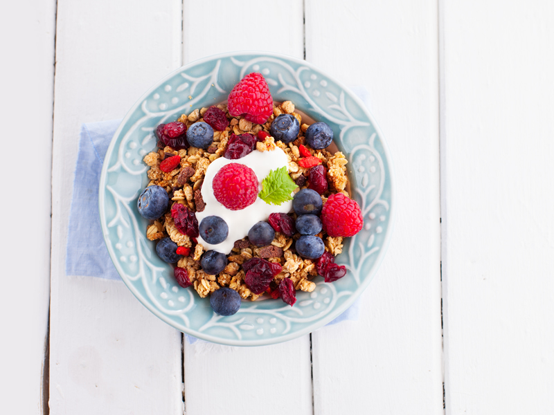 Zdravi doručak s bananom i bobičastim voćem