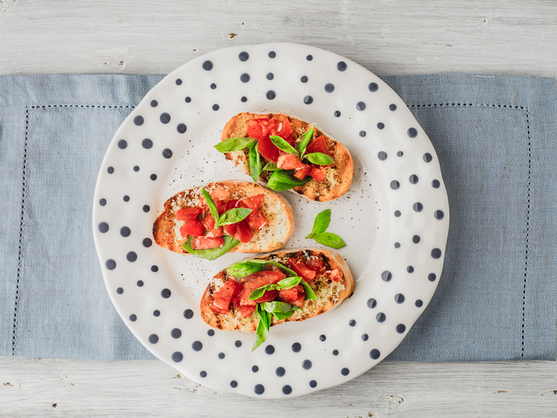 Bruschetti s avokadom i mozzarelom