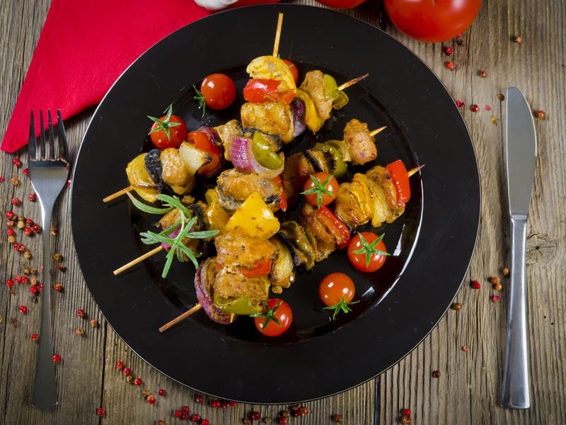 Egzotični ražnjići od šunke i ananasa