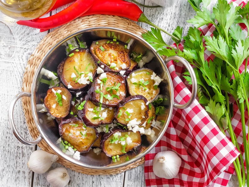 Pečeni patlidžani sa češnjakom i peršinom