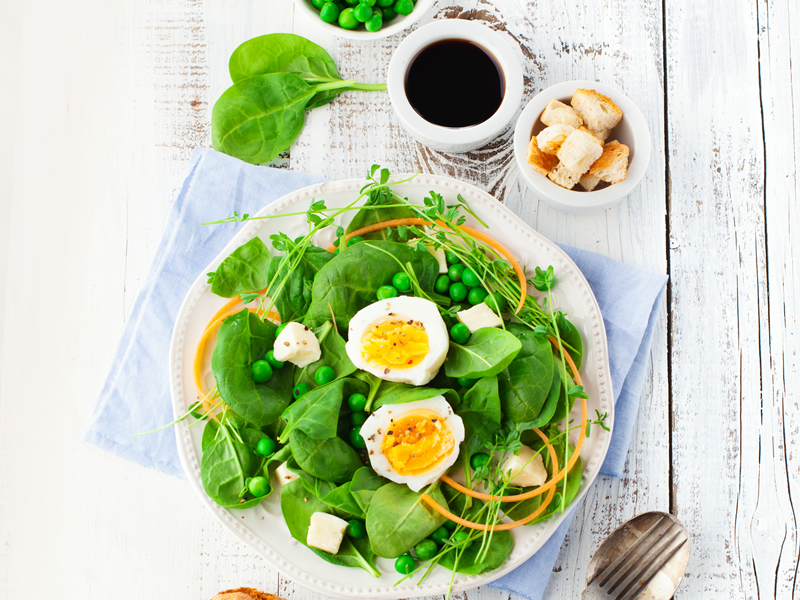 Salata od špinata s toplim preljevom