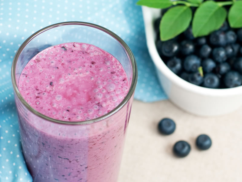 Osvježavajući smoothie od banana, borovnica i breskve