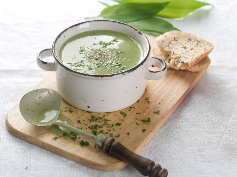 Zelena juha s jogurtom i pinjolima