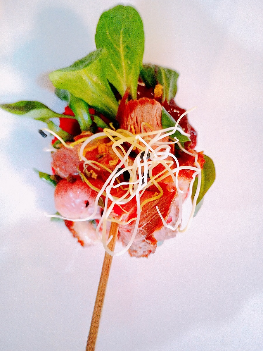 Rozo pečena Dida Boža pačja prsa s kremom od višanja na hrskavom krekeru