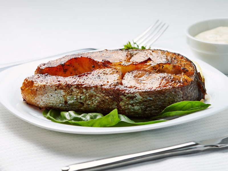 Losos i špinat s ukusnim umakom od vrhnja i kapara