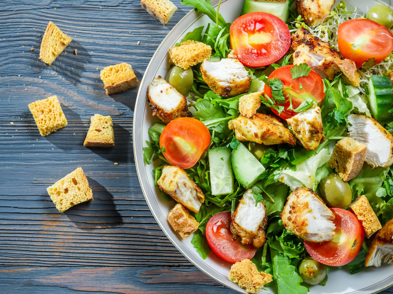 Pikantna salata od piletine i ananasa