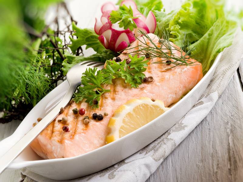 Losos sa sojom i salatom od krastavaca i avokada