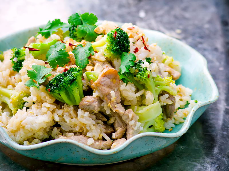 Pržena piletina s brokulom i smeđom riža