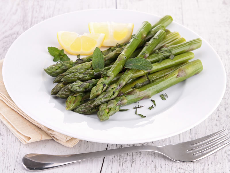 Salata od šparoga i poširano jaje