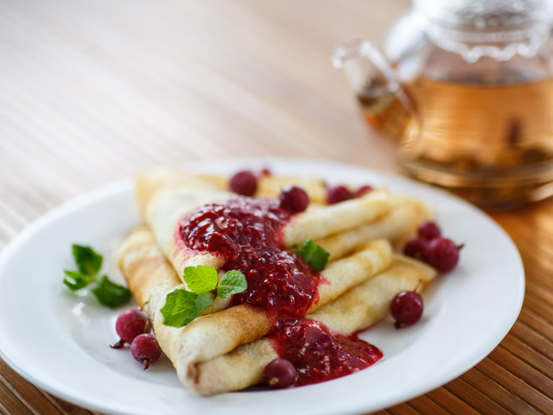 Palačinke s kokosom i umakom od malina