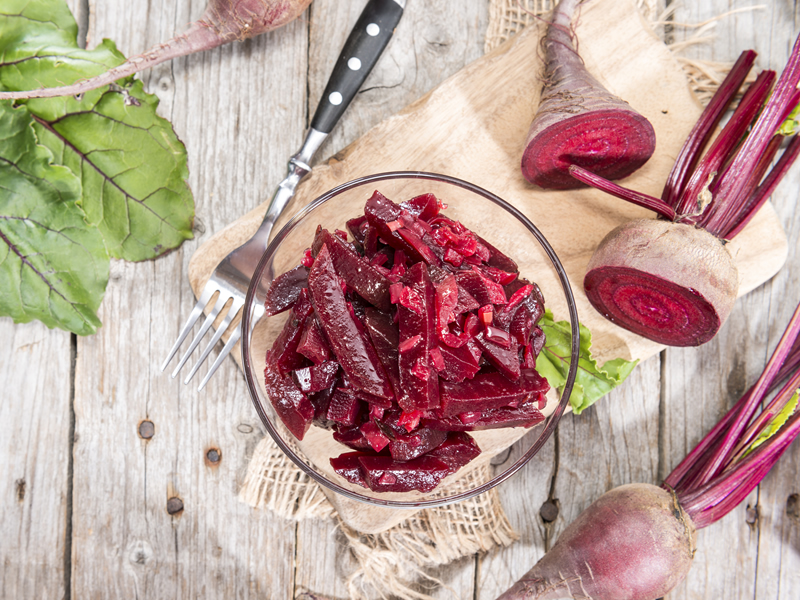 Salata od pečene repe, šljiva i pekan oraha