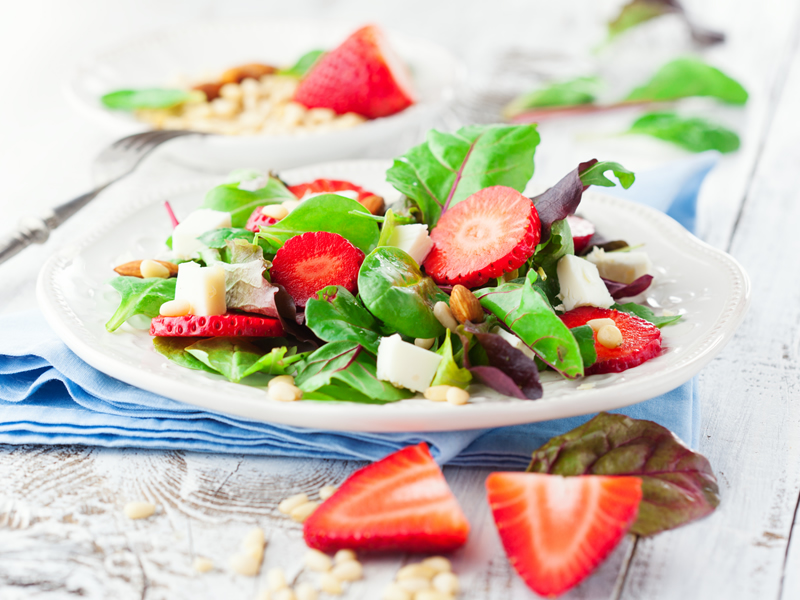 Salata od jagoda i špinata