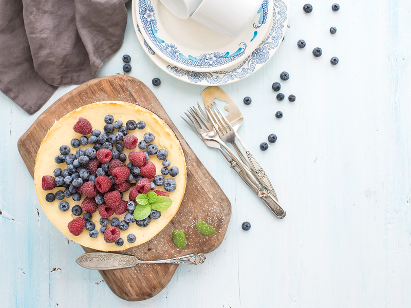 Cheesecake s prženim bademima, bananama i borovnicama