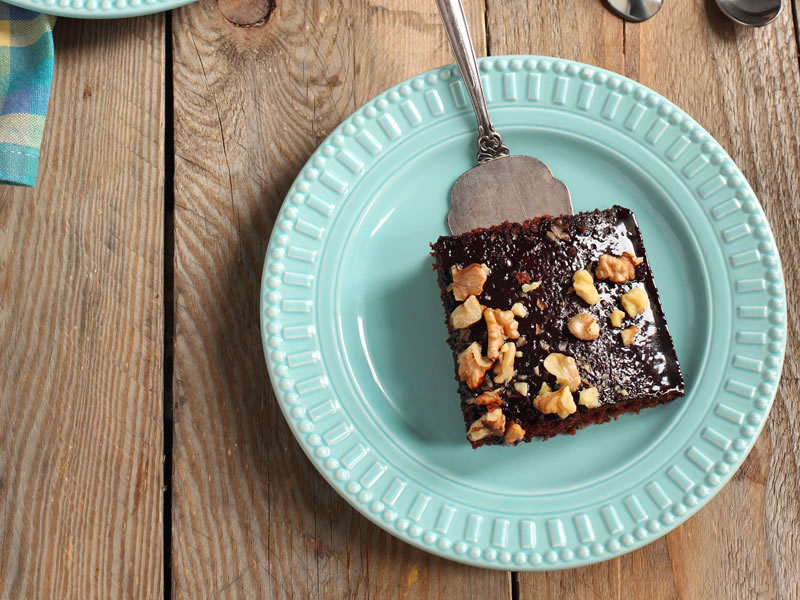 Kolač od mliječne čokolade i pistacija