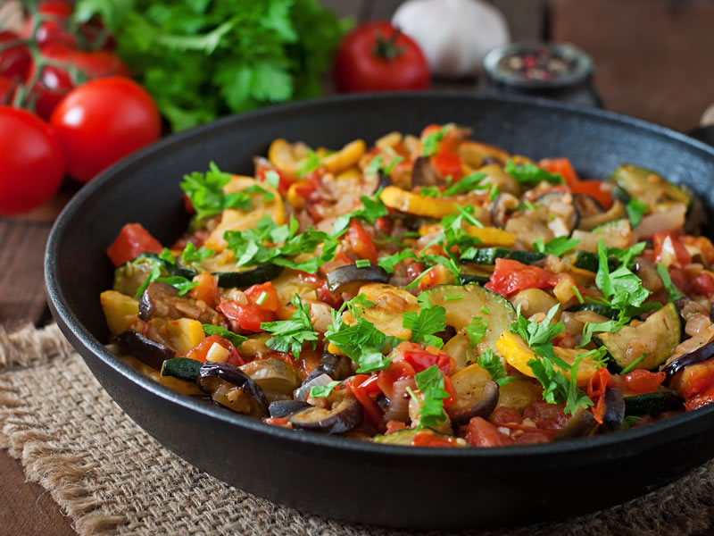 Pečeno povrće s mentom i humusom