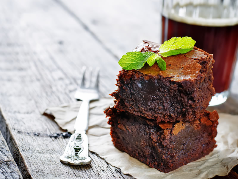 Čokoladni kolač s kikirikijem i džemom