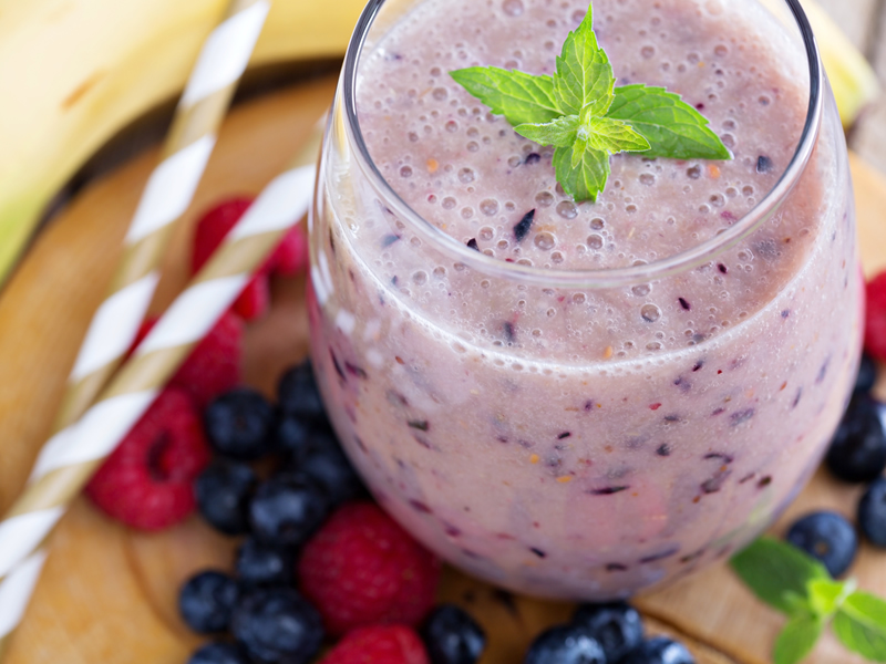 Smoothie od banane, šumskog voća i cimeta