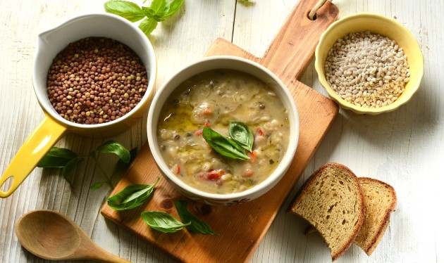 Varivo od graška i ječma s feta sirom