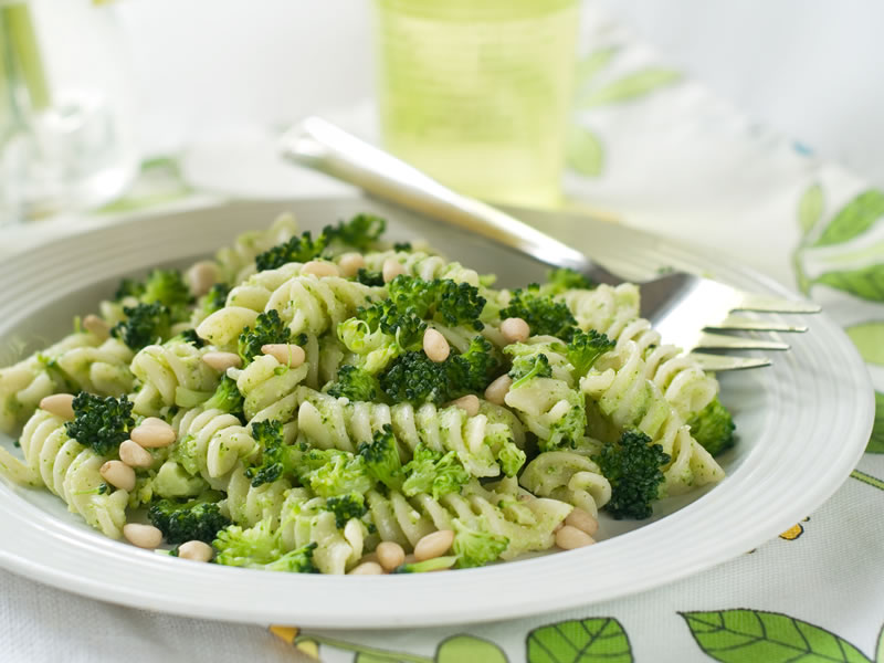 Salata od tjestenine, brokule, jaja i sjemenki suncokreta