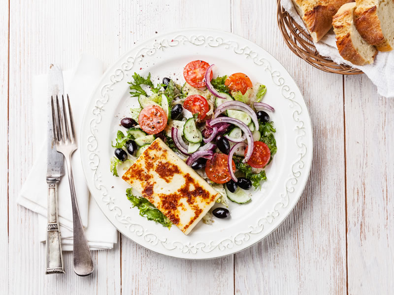 Halloumi sir s lećom, slanutkom i limunom