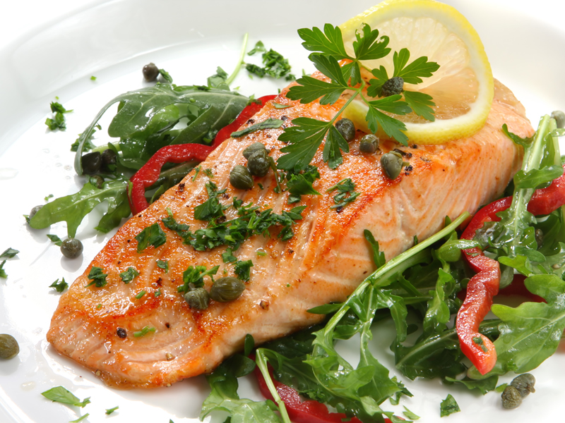 Zapečeni losos sa salatom