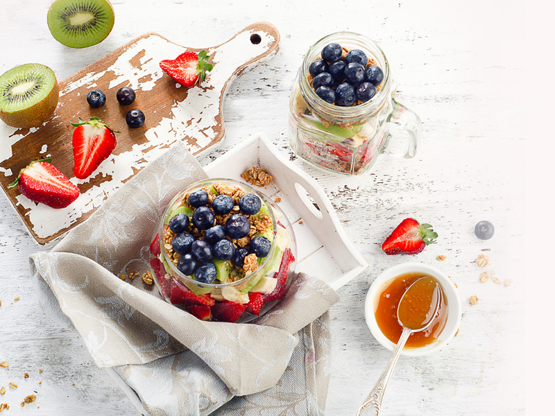 Desert u čaši s bobičastim voćem i granolom