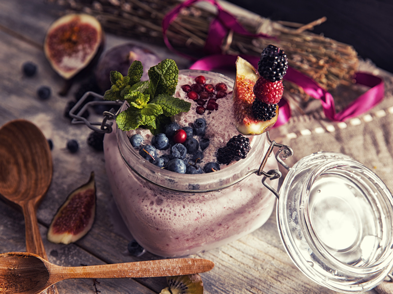 Smoothie od bobičastog voća, jogurta i kokosa