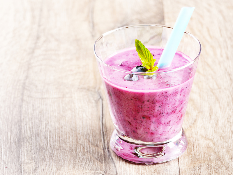 Smoothie od bobičastog voća i breskve