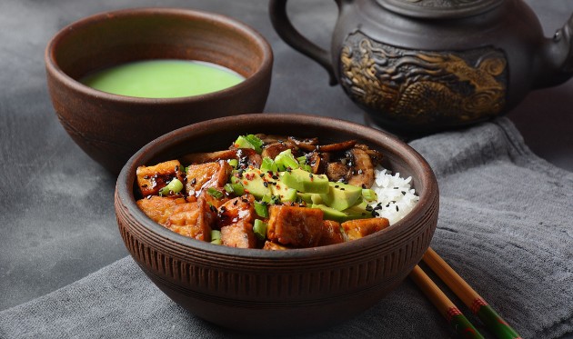 Teriyaki tofu s mladim lukom i rižom