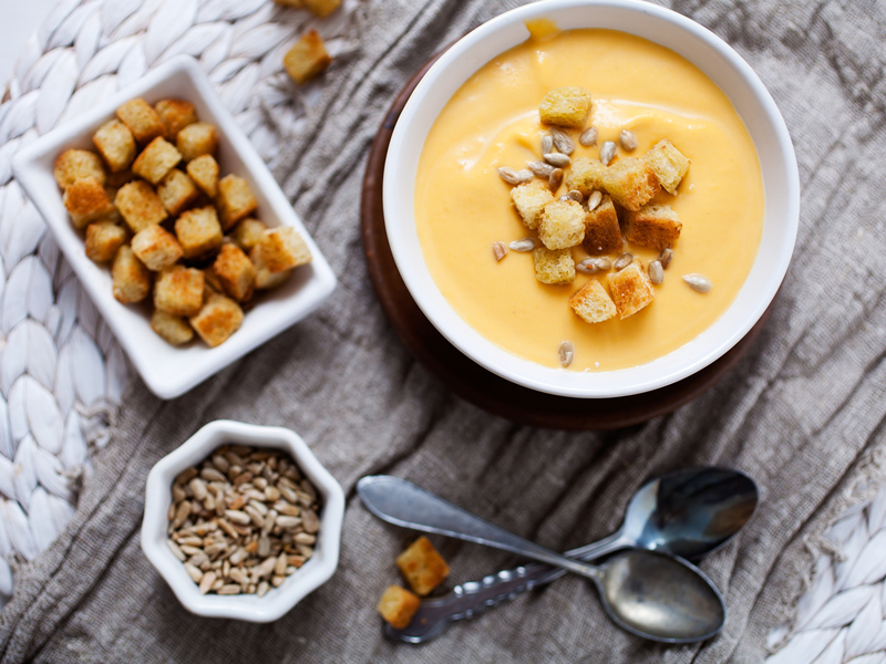 Kremasta veganska juha od crnog graha i bundeve