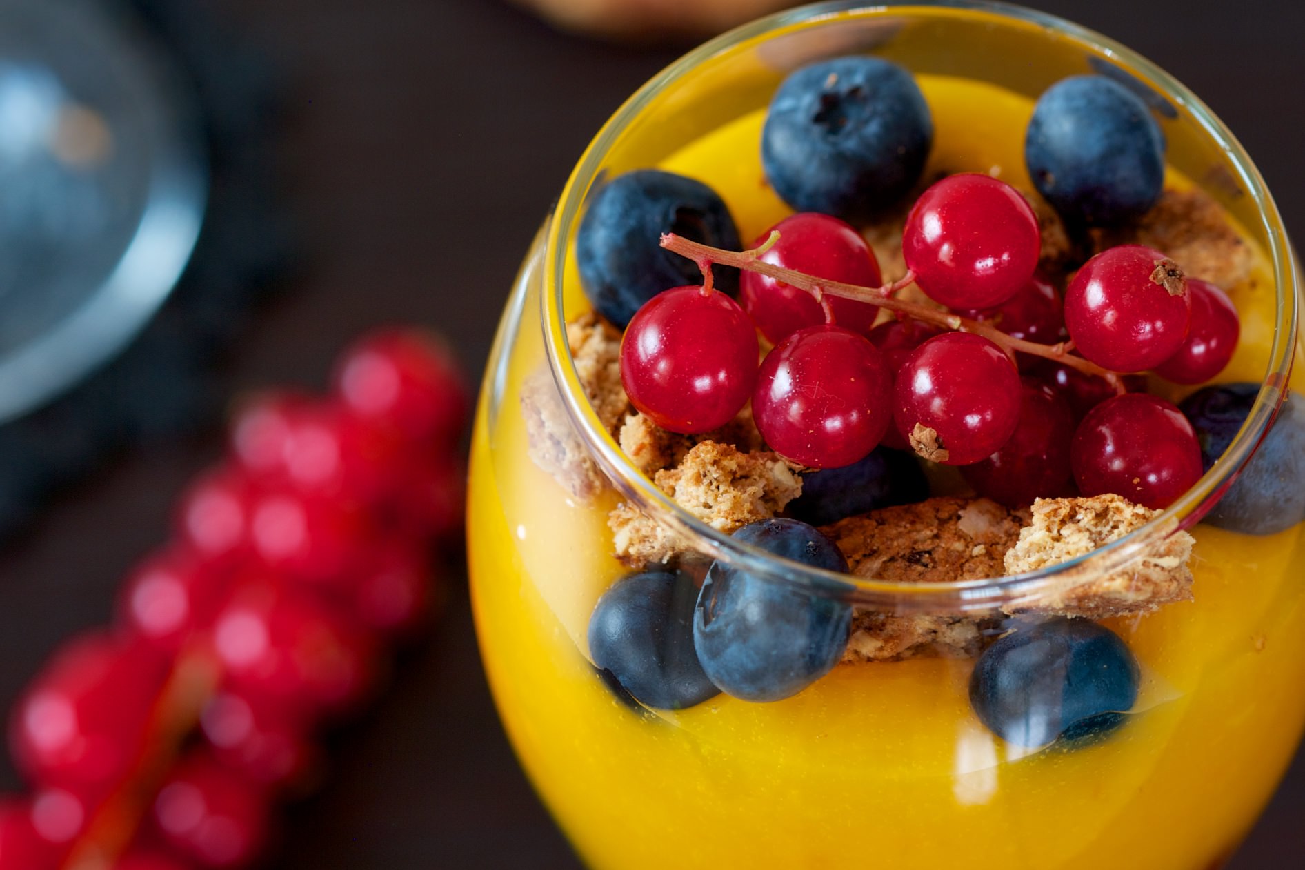 Limunova krema s voćem i keksima