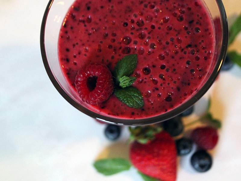 Smoothie od bobičastog voća, banane i jogurta