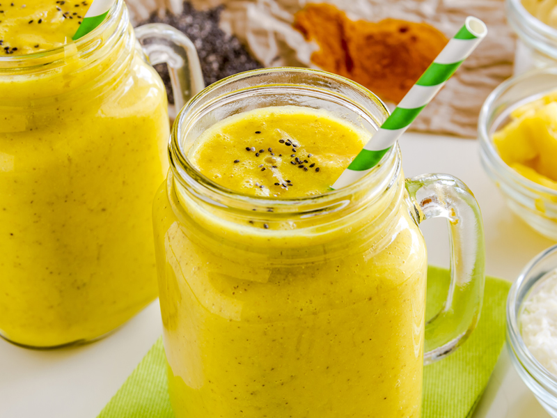 Smoothie od ananasa, banane i chia sjemenki