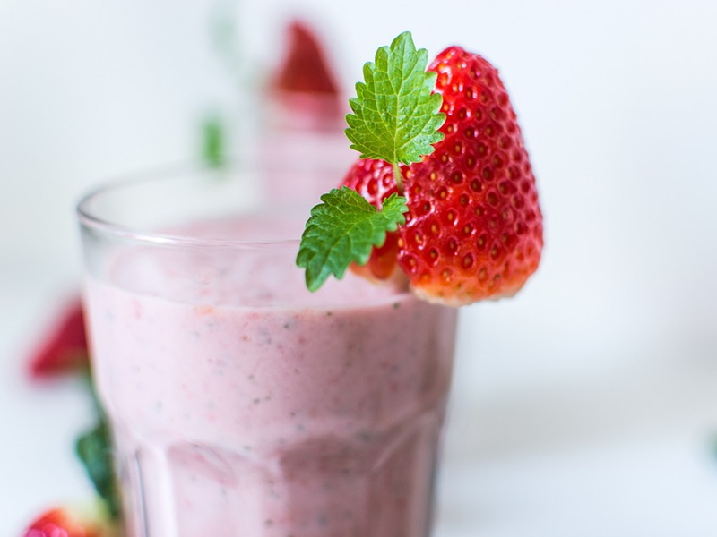 Veganski smoothie s kakaom, tofuom i jagodama