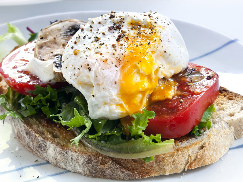 Poširana jaja s avokadom i rajčicom