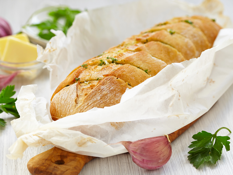 Hrskavi kruh s češnjakom, bosiljkom i maslinovim uljem