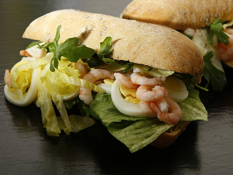 Zdravi sendvič s jajima i kozicama