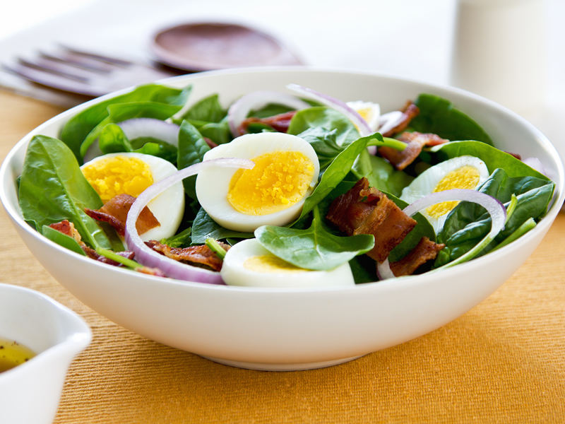 Salata od špinata s jajima i hrskavom slaninom