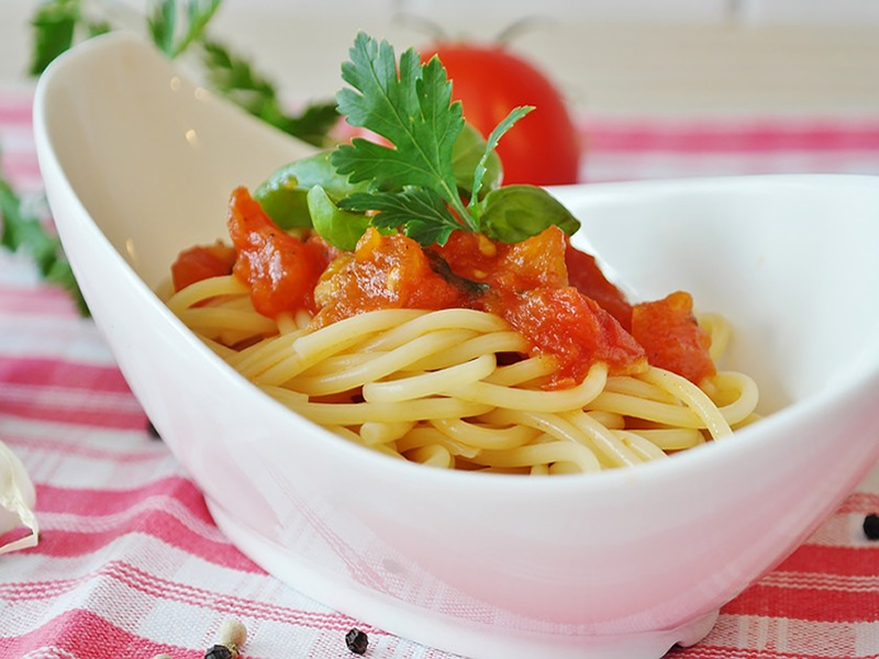 Tjestenina s avokadom, rajčicama i limetom