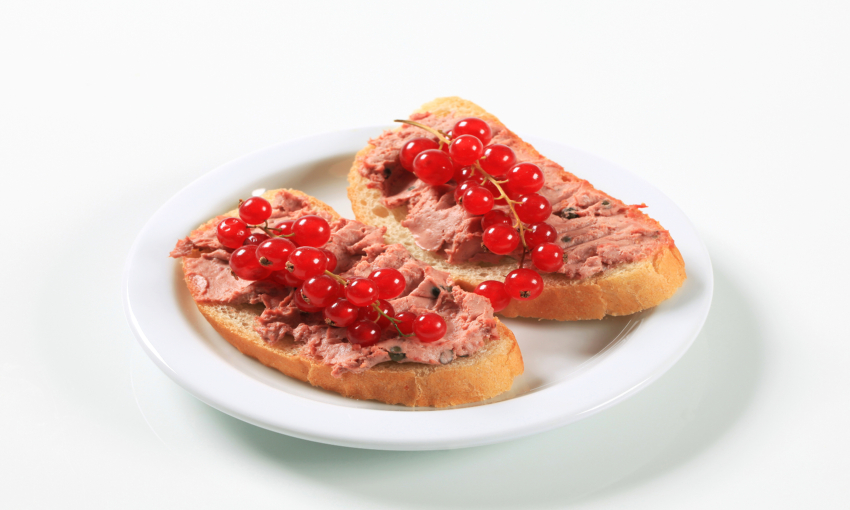 Pašteta od lososa s kiselim ribizlima