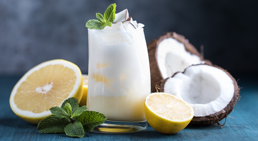 Osvježavajući tropski smoothie od kokosa i limuna