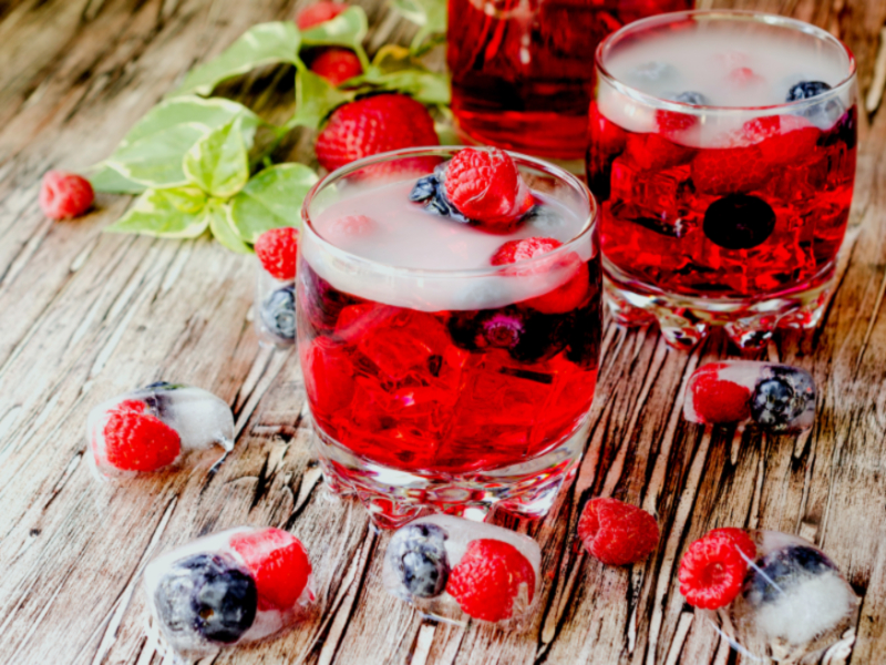 Crvena limunada sa smrznutim voćem