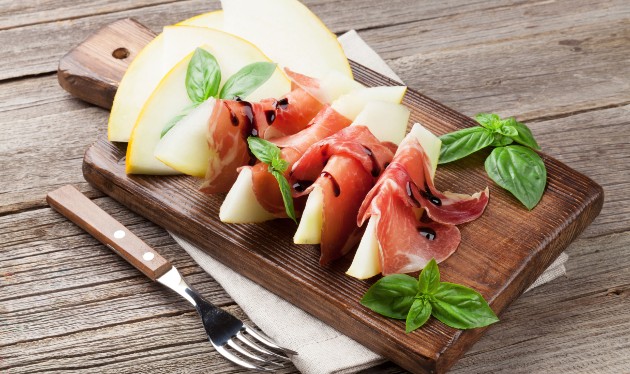 Dinja u plaštu od pršuta